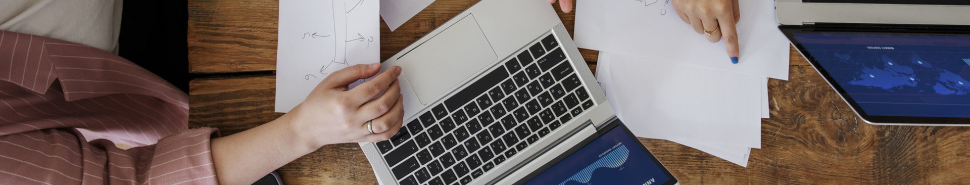 about-bb-1/people-having-debate-while-looking-computer