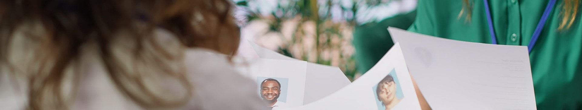 certifikati-strokovnih-kvalifikacij-bb/human-resources-staff-evaluating-candidates-resume-