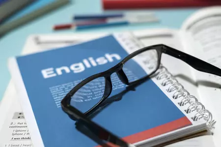 dogodki/english-book-with-glasses-table_1