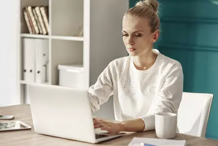 dogodki/serious-woman-with-laptop-working-home-office_1