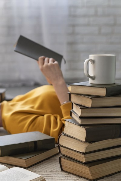 education/medium-shot-woman-reading