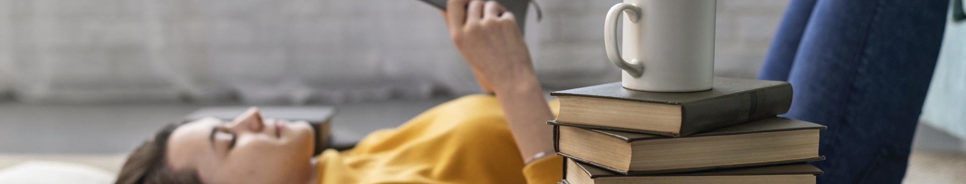 education/medium-shot-woman-reading