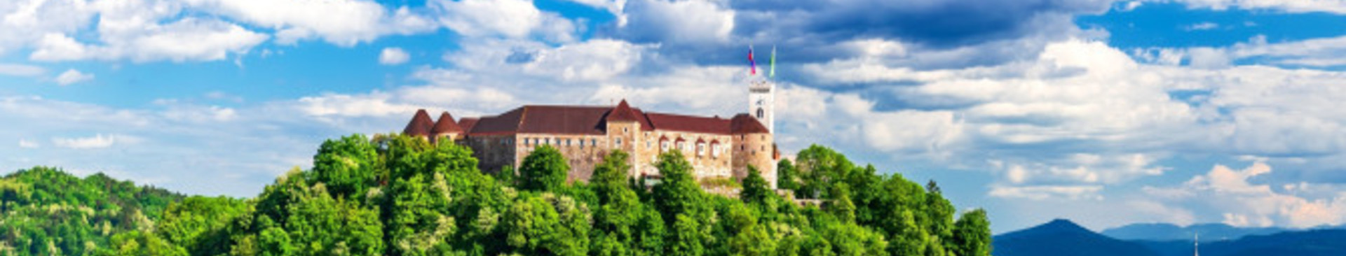 najem-prostorov-ljubljana/Ljubljanski-grad-nad-mestom-Shutterstock__FocusFillWyIwLjAwIiwiM
