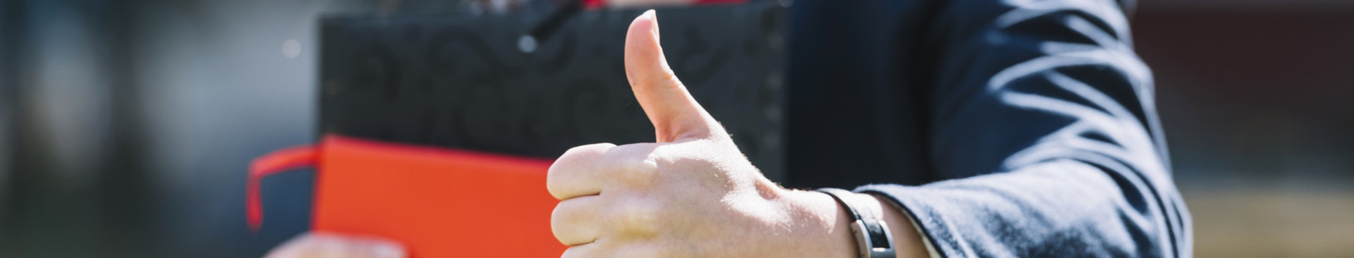 quality/elegant-businesswoman-doing-thumbs-up-outdoors