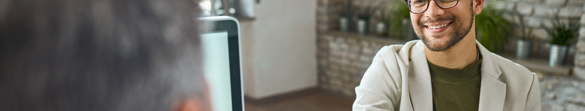 usposabljanje-poslovanje-managment/happy-male-candidate-greeting-member-human-resource-tea