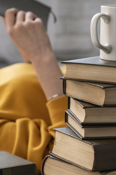 visja-strokovna-sola/medium-shot-woman-reading