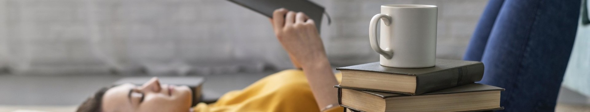 visja-strokovna-sola/medium-shot-woman-reading